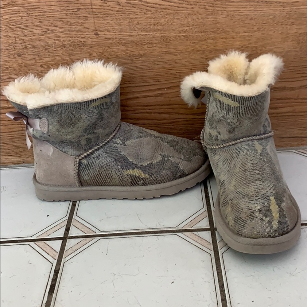 Snakeskin Bow Tie UGG’S
